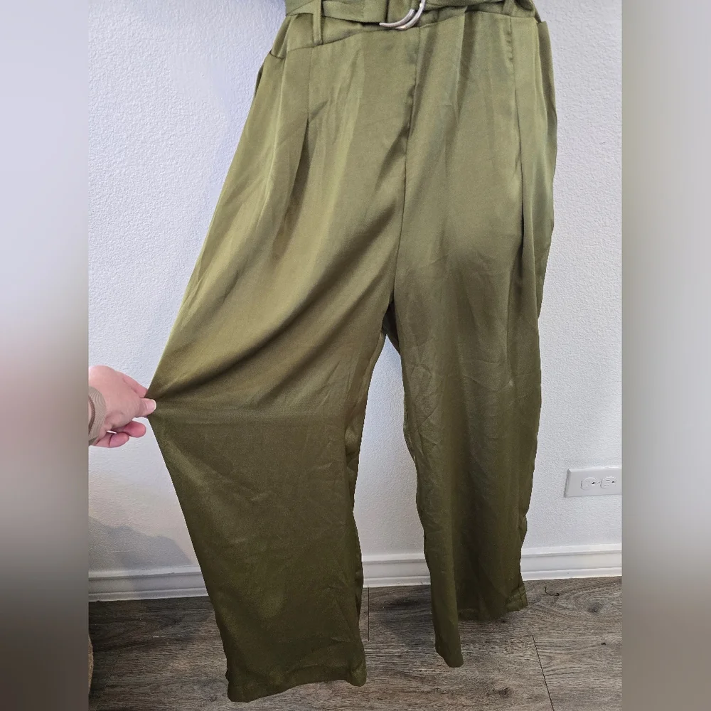 Glam NWT Satin Green Jumpsuit Fall, Holiday, Family Photos Size Medium - Picture 3 of 11